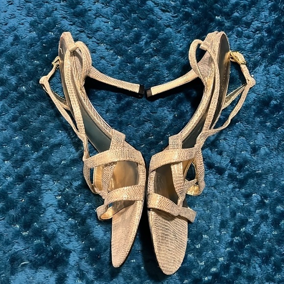 Kelly & Katie gold pump size 8 nice for formal event 3 1/2 inch heel! Nice - Picture 5 of 13